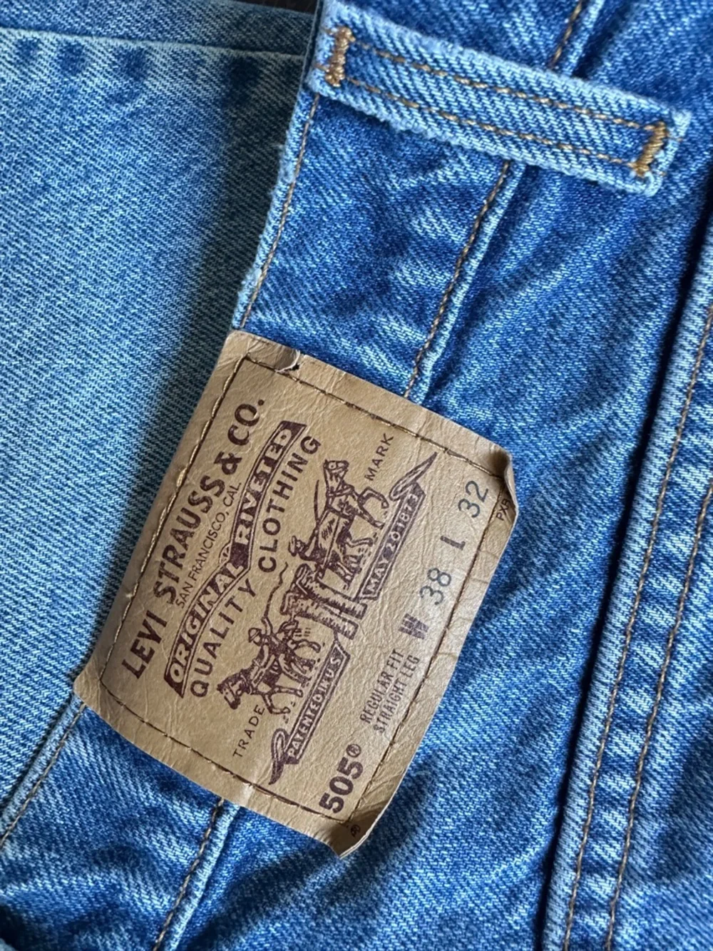 Vintage Levi's 505 Regular Fit Light Blue Jeans - Picture 4 of 12